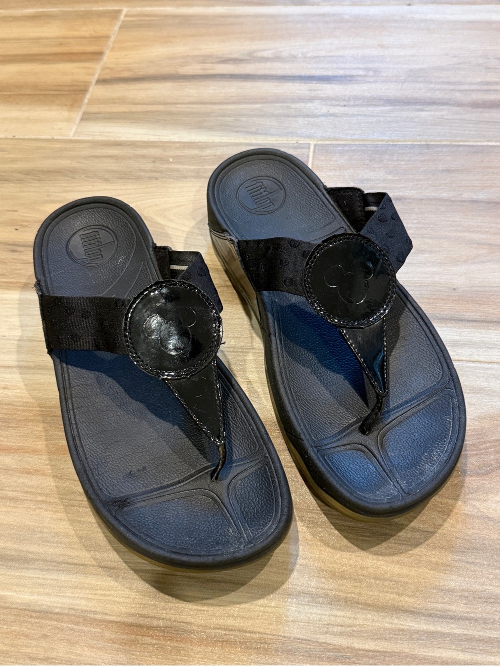 FITFLOP Black DISNEY Patent Logo Thong Sandals
